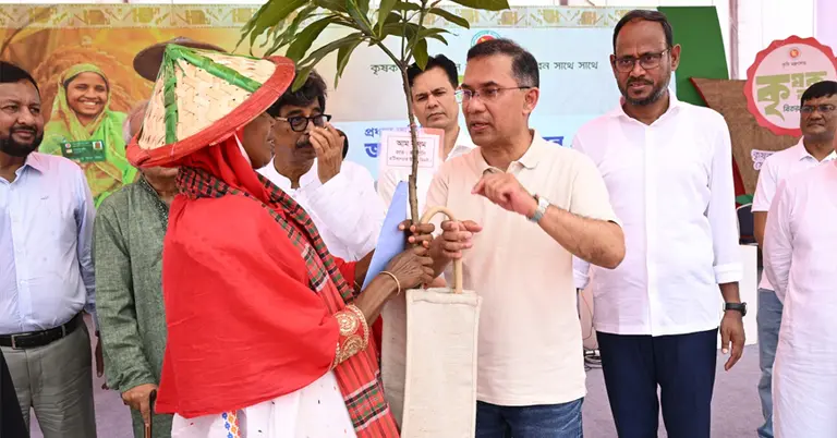 কৃষকদের মাঝে গাছের চারা বিতরণ করছেন প্রধানমন্ত্রী